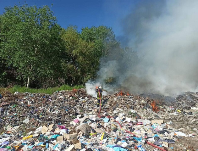 На Волині поблизу лісу загорілось сміттєзвалище. ФОТО