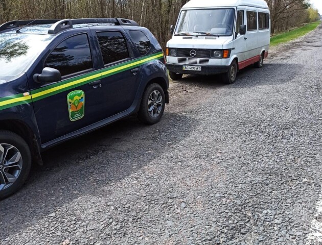 На волинській трасі затримали авто з краденою деревиною