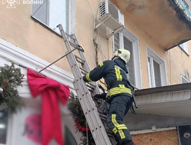 У Нововолинську дворічна дитина зачинилася в квартирі