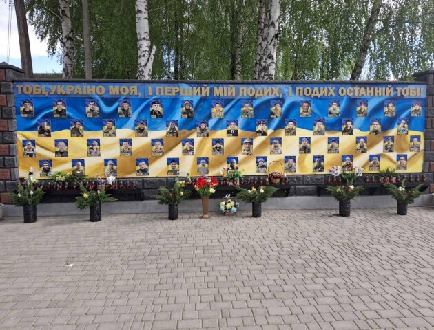Хлопець вкрав квіти зі стели загиблих Героїв, аби перепросити у дівчини