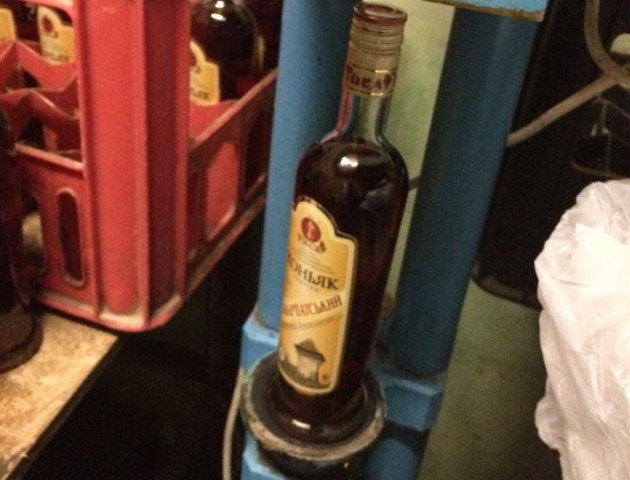 На Волині торгували фальсифікованим «Закарпатським» коньяком. ФОТО