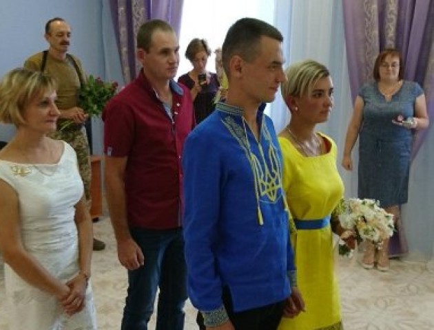 Волинські військові одружилися на передовій. ФОТО