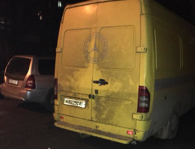 Луцьком курсує бус, біля якого збирається натовп безхатченків. ФОТО