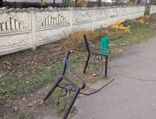 У  центрі Локач на Волині вандали знищили лавку. ФОТО