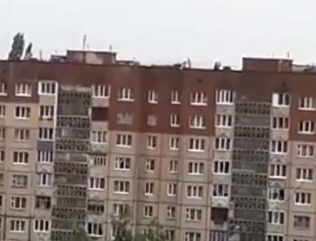 Лучани відрами вичерпували воду з даху багатоповерхівки. ВІДЕО