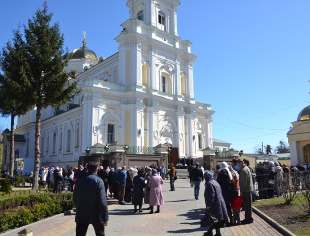 У луцьких храмах почали освячувати великодні страви. ФОТО
