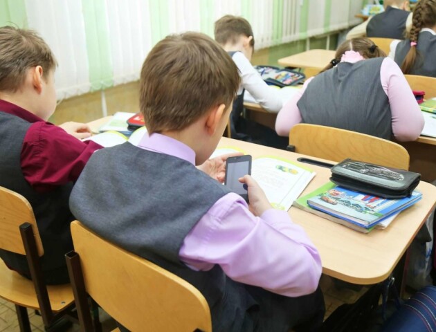 У Раді хочуть заборонити смартфони на уроках. Телефони віддаватимуть лише на перервах