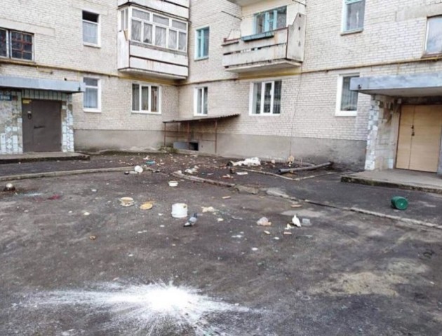 У Ковелі невідома особа побила авто у дворі, викинувши посуд з вікна. ФОТО