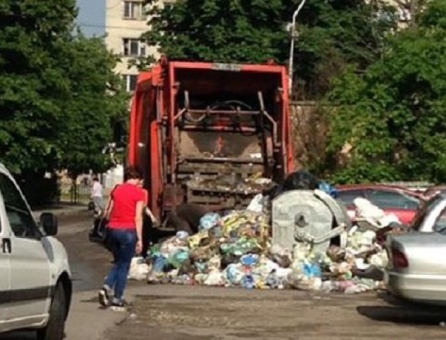 Вивезення сміття і прибирання вулиць у Володимирі – під загрозою