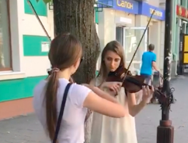 Відео виступу двох скрипальок у центрі Луцька «підірвало» Інтернет. ВІДЕО