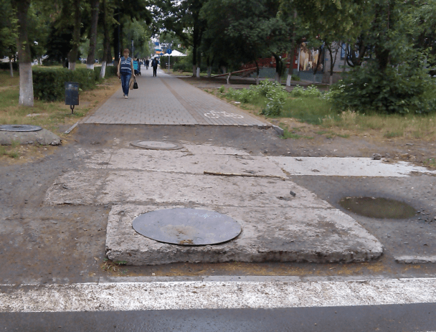 У Луцьку просять закінчити ремонт тротуару, який розпочали два роки тому