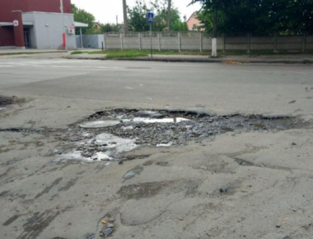 Лучанин поскаржився на величезну яму. ФОТО