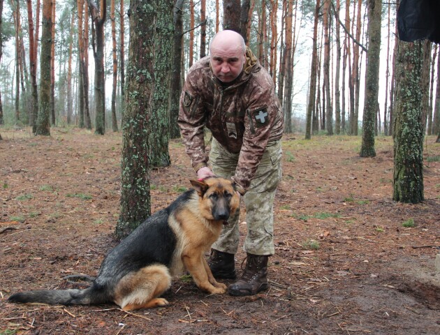 Тероборонівці з Волині взяли з собою на передову вівчарку, яка рятує життя воїнам. ФОТО
