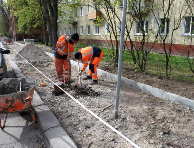 Комунальники Луцька «забули» закінчити ремонт у одному з дворів на Соборності