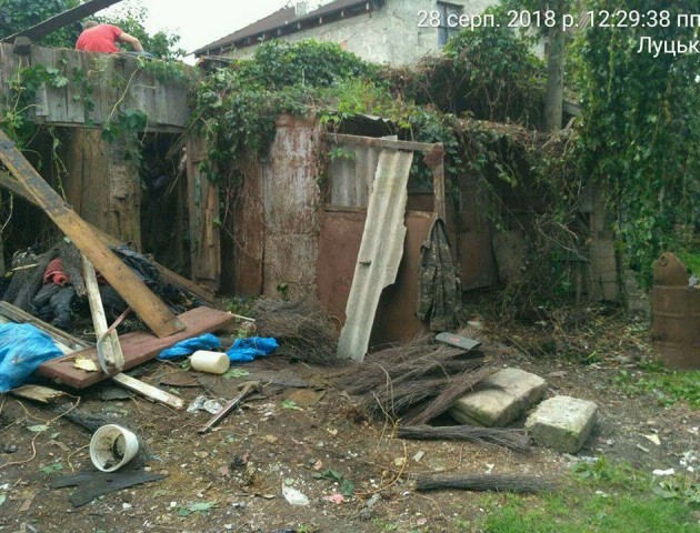У Луцьку чистять захаращену територію в Старому місті. ФОТО