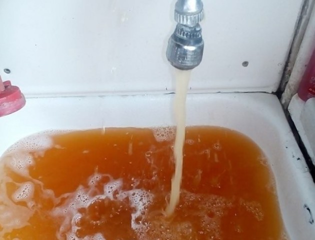 У місті на Волині з кранів тече коричнева вода. ФОТО. ВІДЕО