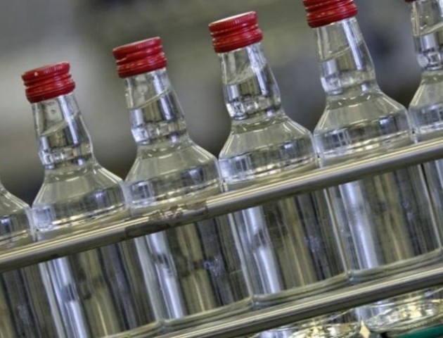 Закарпатця засудили за продаж контрафактного алкоголю на Волині