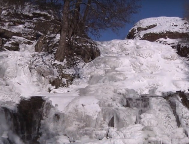 На Тернопільщині замерз найбільший прямий водоспад Європи
