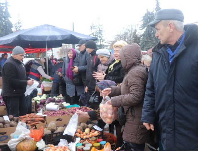У Володимирі провели святковий ярмарок. Найбільші черги - за м'ясом і яйцями. ФОТО