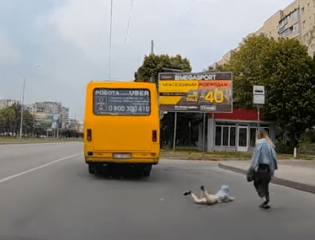 У Львові з маршрутки на ходу випала дитина. ВІДЕО
