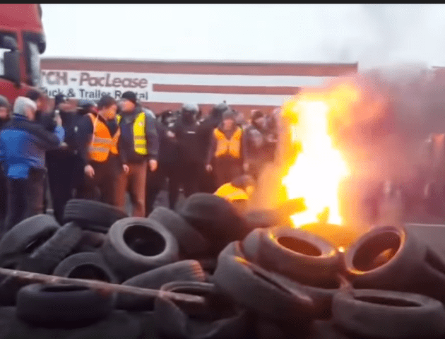 Бійка на «Ягодині»: люди шарпалися і кидали один в одного палаючі покришки. ВІДЕО