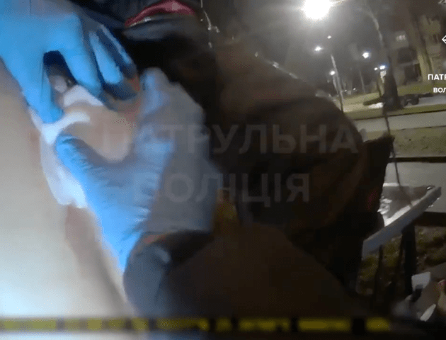 У Луцьку патрульні допомогли чоловіку з пораненням