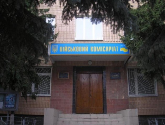 У Луцьку під військкоматом родичі не блокували автобус з призовниками. ВІДЕО