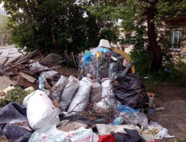 На луцькій вулиці стихійно утворилося звалище сміття