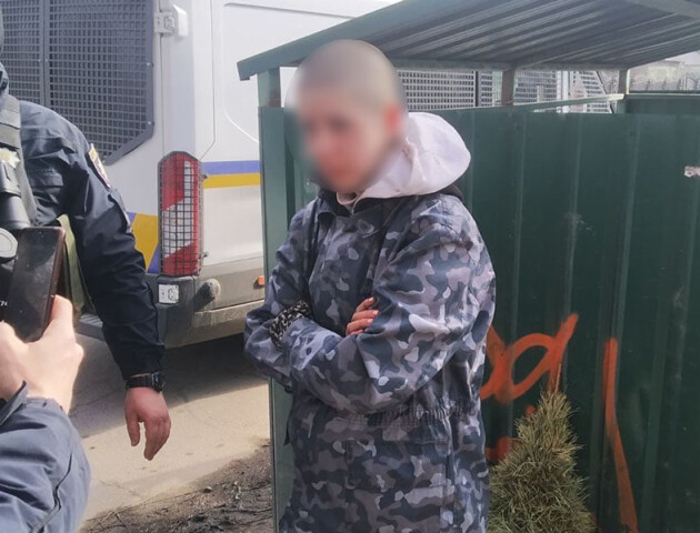 У Луцьку жінка малювала мітки на дорозі. Її затримали