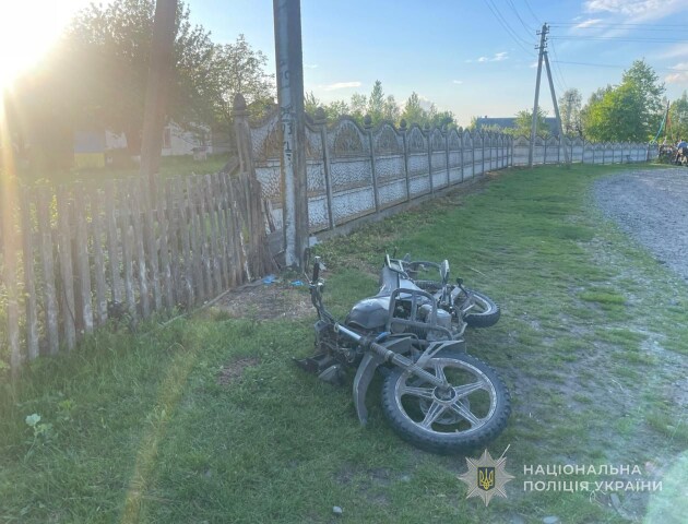 П'яний юнак на мотоциклі влетів у стовп