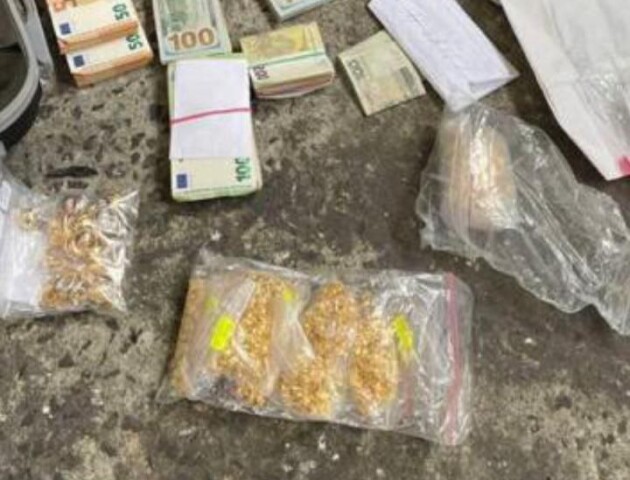 На кордоні з Польщею затримали бус з дипломатичними номерами. Знайшли золото та валюту