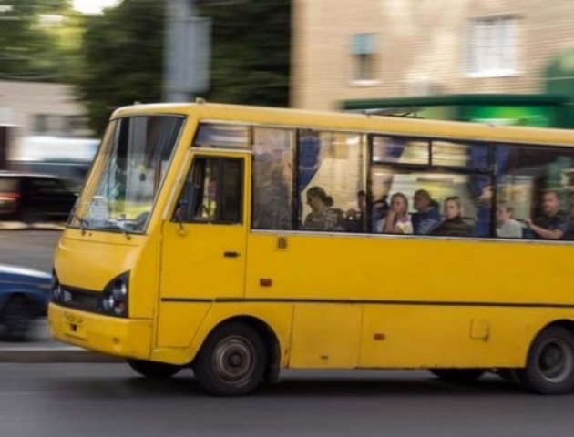 «Зачиняє двері перед носом та спокійно собі їде, не реагуючи на мене», - лучанка про водія маршрутки