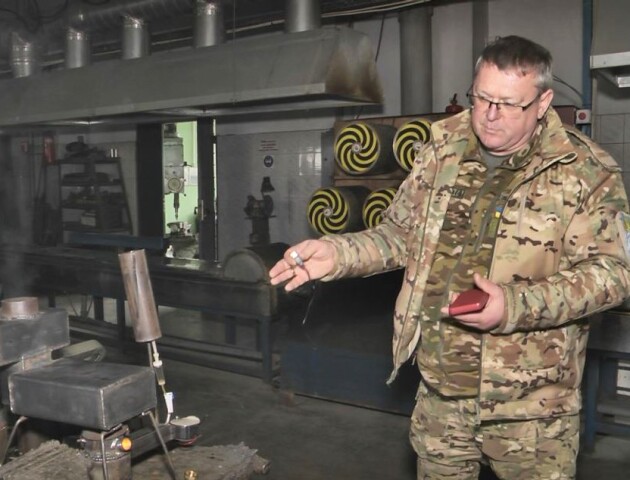 Луцькі волонтери показали, як майструють бездимні буржуйки для військових