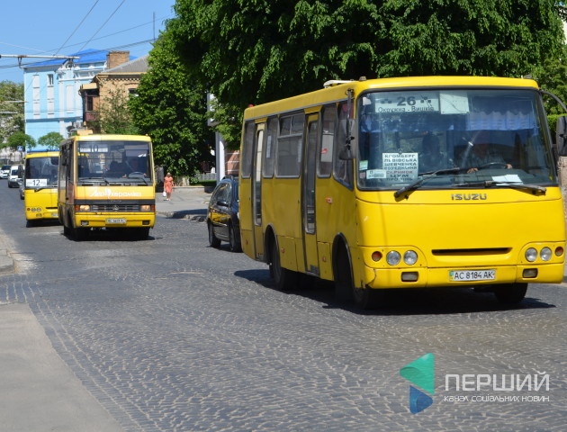 Чекати доводиться по півгодини: як Луцьку побороти проблему з маршрутками. ВІДЕО
