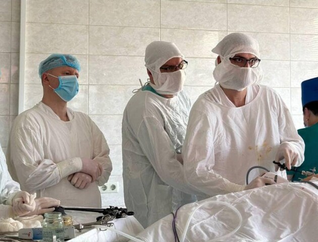 На Волині пацієнту видалили величезну кісту нирки через три проколи. ФОТО