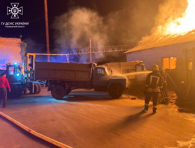 У Луцькому районі вночі горів деревообробний цех