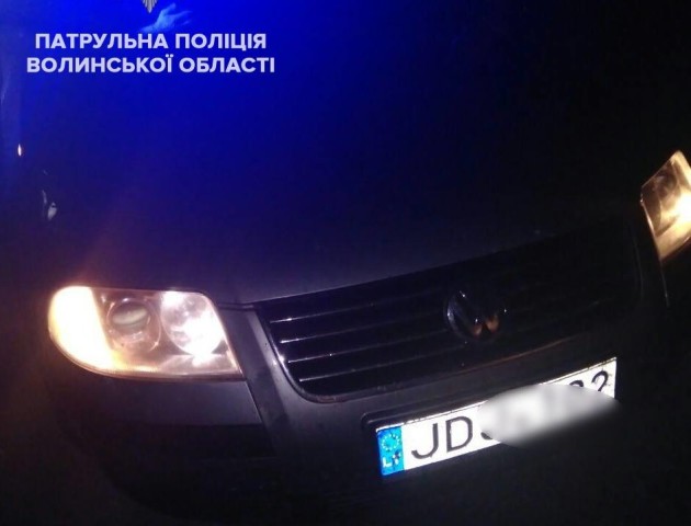У Луцьку п'яний «бляхар» забарикадувався від поліцейських у авто. ФОТО. ВІДЕО