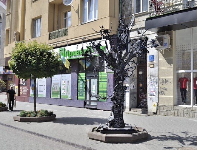 У Луцьку поставлять 5-метрове коване дерево з квітами