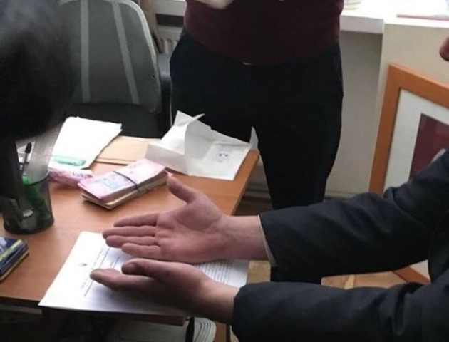 Що відомо про голову села, якого спіймали на хабарі у 38 тисяч гривень