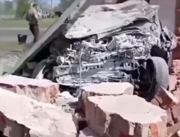 На Волині автомобіль на швидкості влетів у зупинку, водій загинув