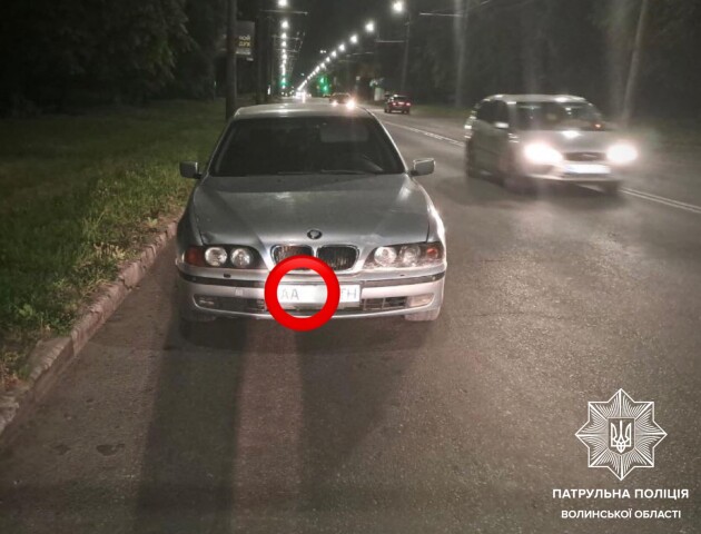 У Луцьку водій «БМВ» їздив із заклеєним номерним знаком