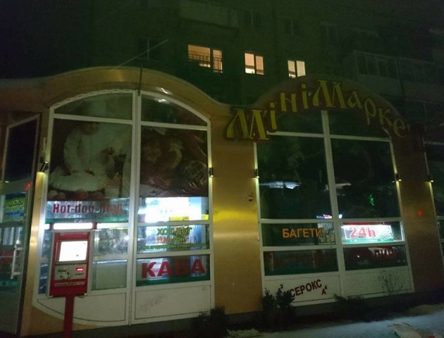 Луцький магазин продає алкоголь вночі, не зважаючи на протоколи муніципалів. ФОТО