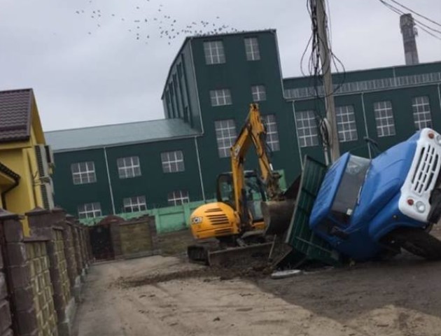 На Волині вантажівка провалилася під землю