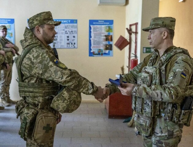 Головнокомандувач Сирський вручив бійцю, який призивався до війська з Ковеля, «Хрест Пошани»