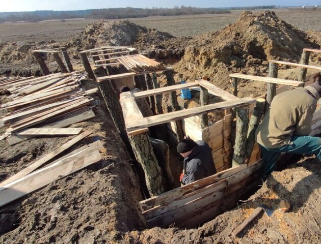 Показали, як місцеві помагають військовим укріплювати позиції біля траси Ковель-Ягодин. ФОТО
