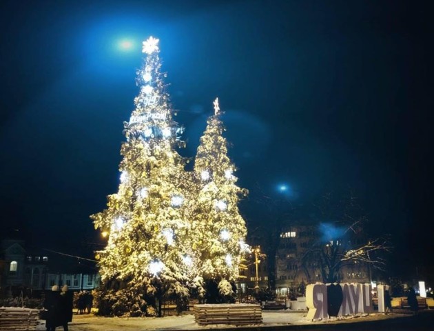Головна ялинка Луцька засяяла на один вечір. ФОТО