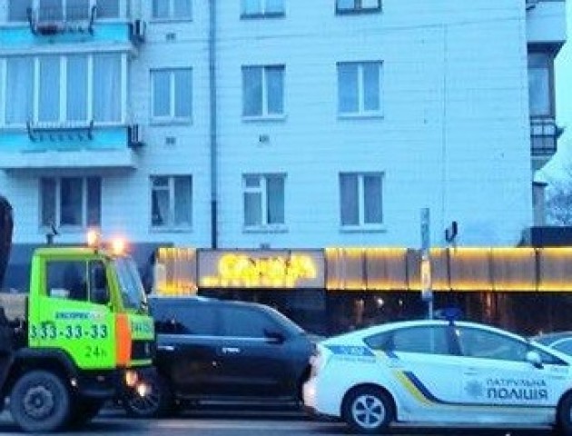 Масова евакуація «героїв» паркування в Києві. ФОТО