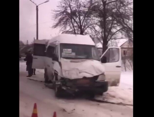 На Волині маршрутка з пасажирами зіткнулася з автівкою: постраждало 10 людей