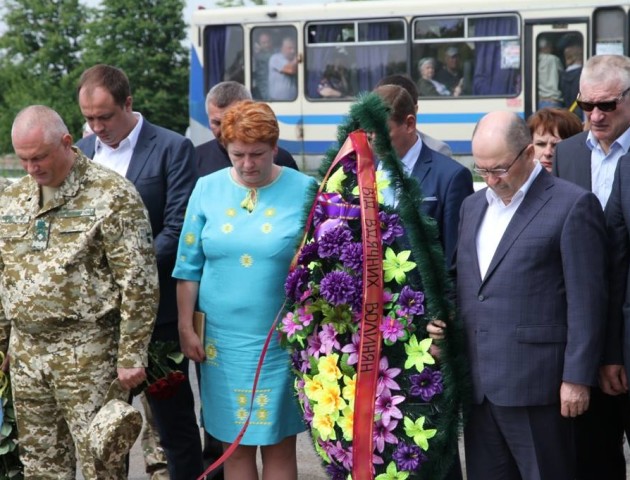 Делегація з Волині вшановує пам'ять загиблих під Волновахою