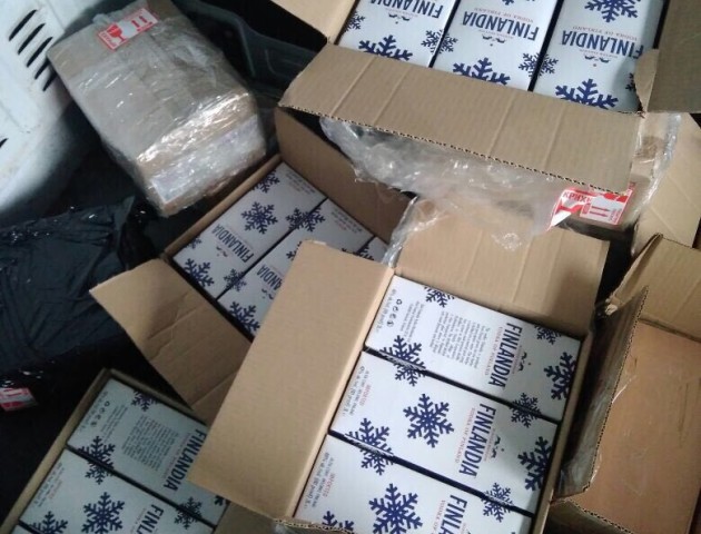 У селі поблизу Луцька викрили виробництво підробленої елітної горілки та віскі